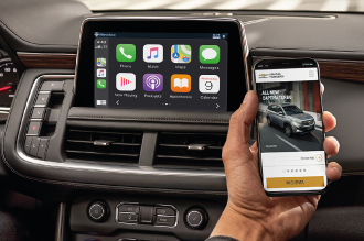  Mano sosteniendo un celular que visualiza medio digital de Chevrolet Servicios Financieros