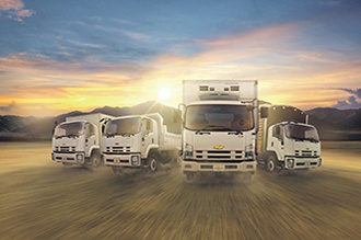 Cuatro camiones chevrolet en línea con atardecer detrás  y financiadas con credito vehicular de chevrolet servicios financieros