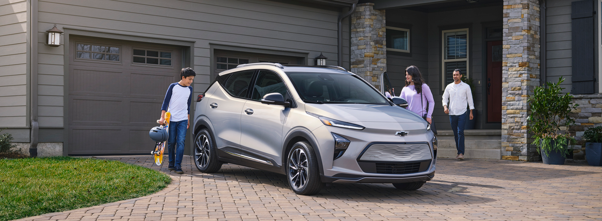 Familia entrando a su nuevo vehículo eléctrico financiado por Chevrolet Servicios Financieros